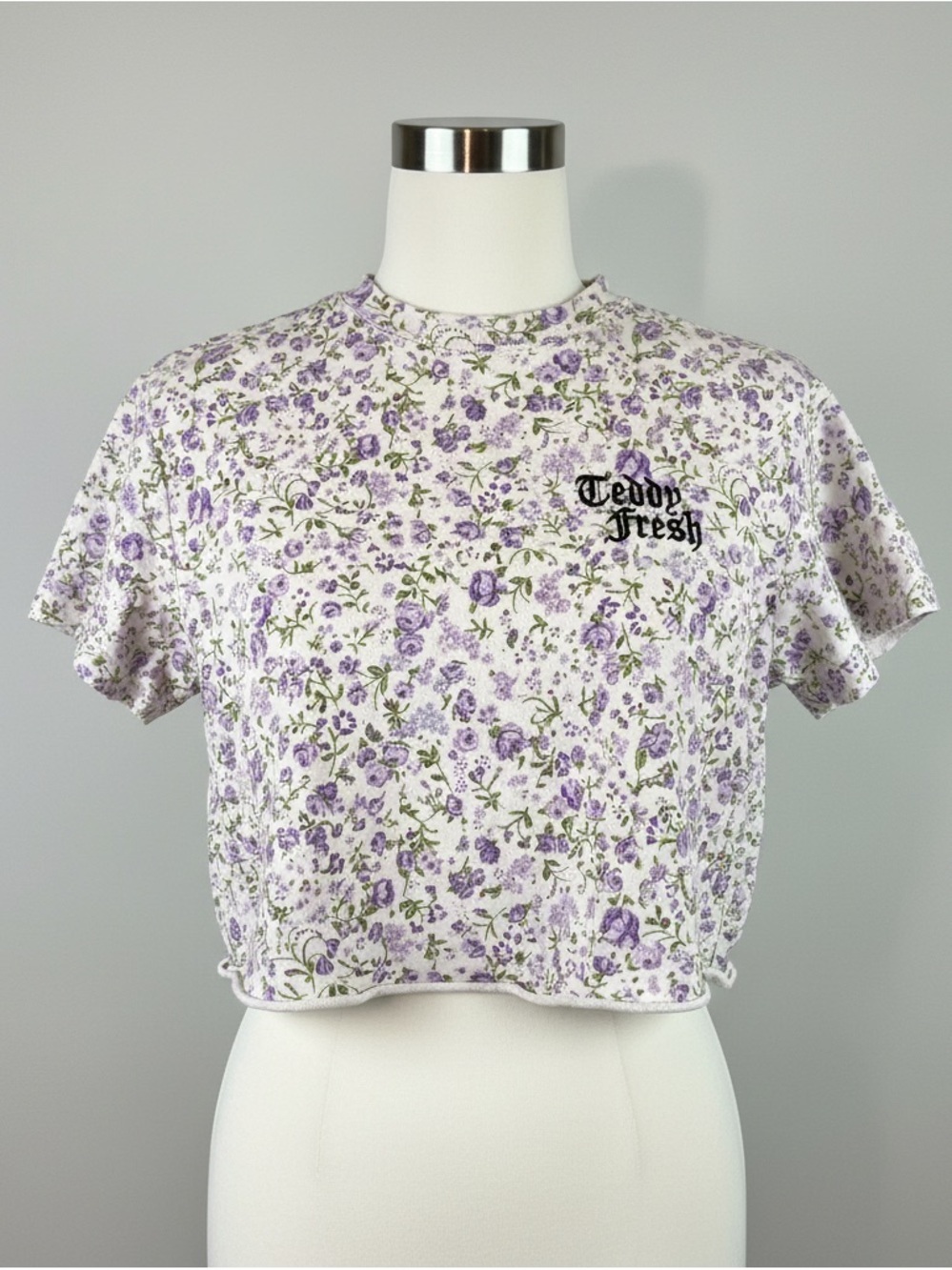 Teddy Fresh Womens Purple Floral Cropped T-Shirt XS Embroidered Logo Raw Hem
